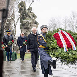 Генеральный прокурор Российской Федерации Александр Гуцан возложил цветы на Мамаевом кургане
