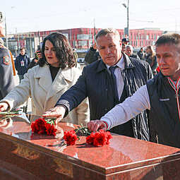 На Мамаевом кургане возложили цветы участники автопробега «Крым – Россия! Навсегда!»