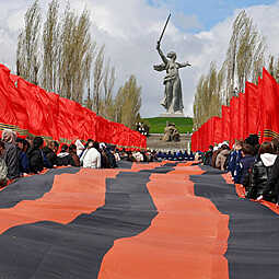 «Георгиевская лента» поднялась на Мамаев курган