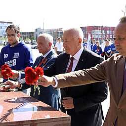 На Мамаев курган поднялись участники проекта «Города-герои – города героев»