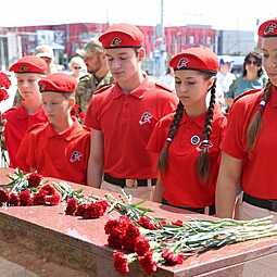 В день начала Сталинградской битвы на Мамаевом кургане возложили цветы