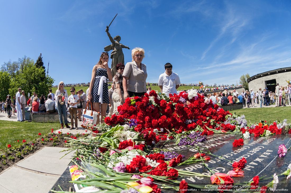 Цветы на могиле командарма Василия Ивановича Чуйкова, похороненного на Мамаевом кургане фотография