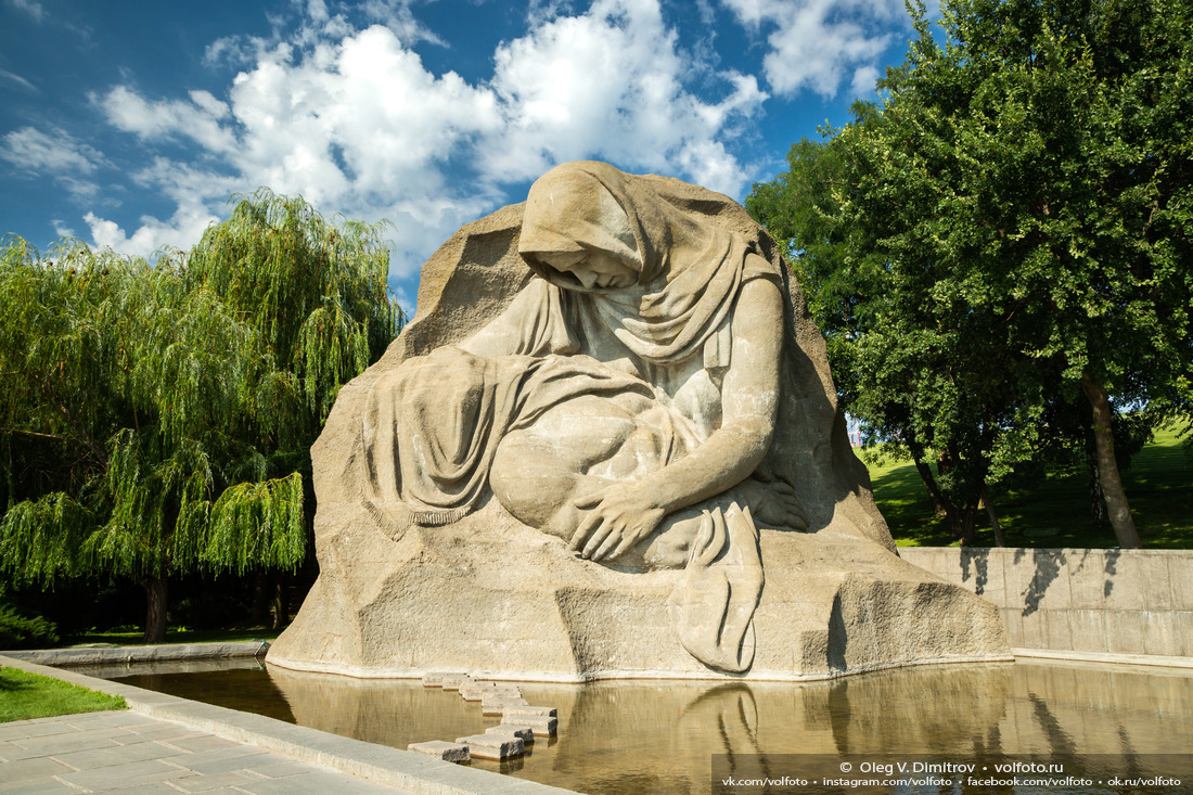 Монумент «Скорбь матери» на Площади Скорби Мамаева кургана фотография