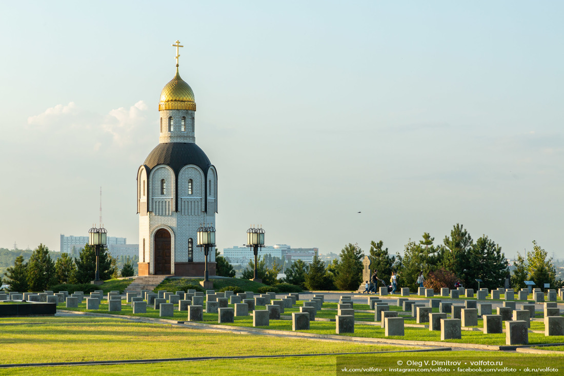 Часовня Святой Владимирской иконы Божьей Матери на воинском мемориальном кладбище Мамаева кургана фотография