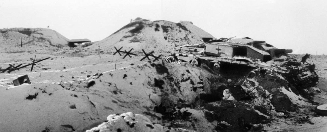 Подбитая самоходно-артиллерийская установка StuG III на вершине Мамаева кургана у баков-водоотстойников фотография