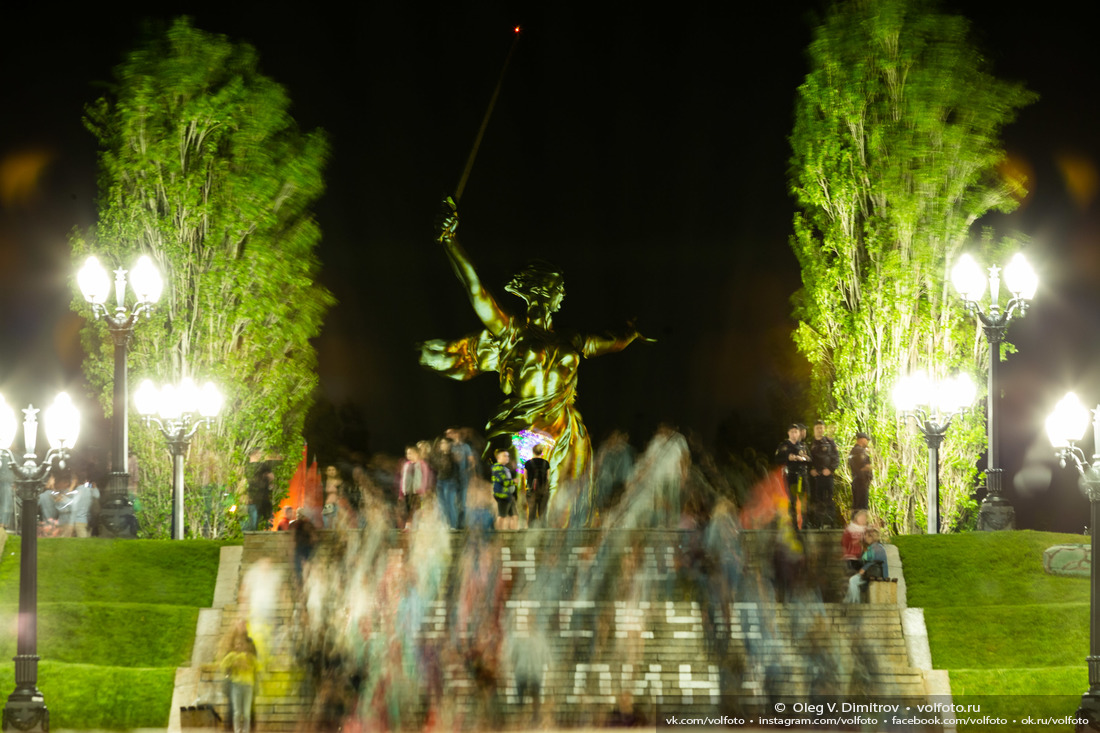 Людские потоки у подножья Мамаева кургана в день проведения акции «Свет Великой Победы» фотография