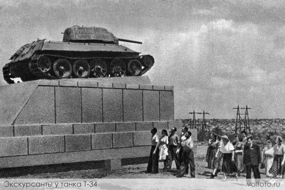 Экскурсанты у танка Т-34, установленного на месте соединений частей Советской армии фотография