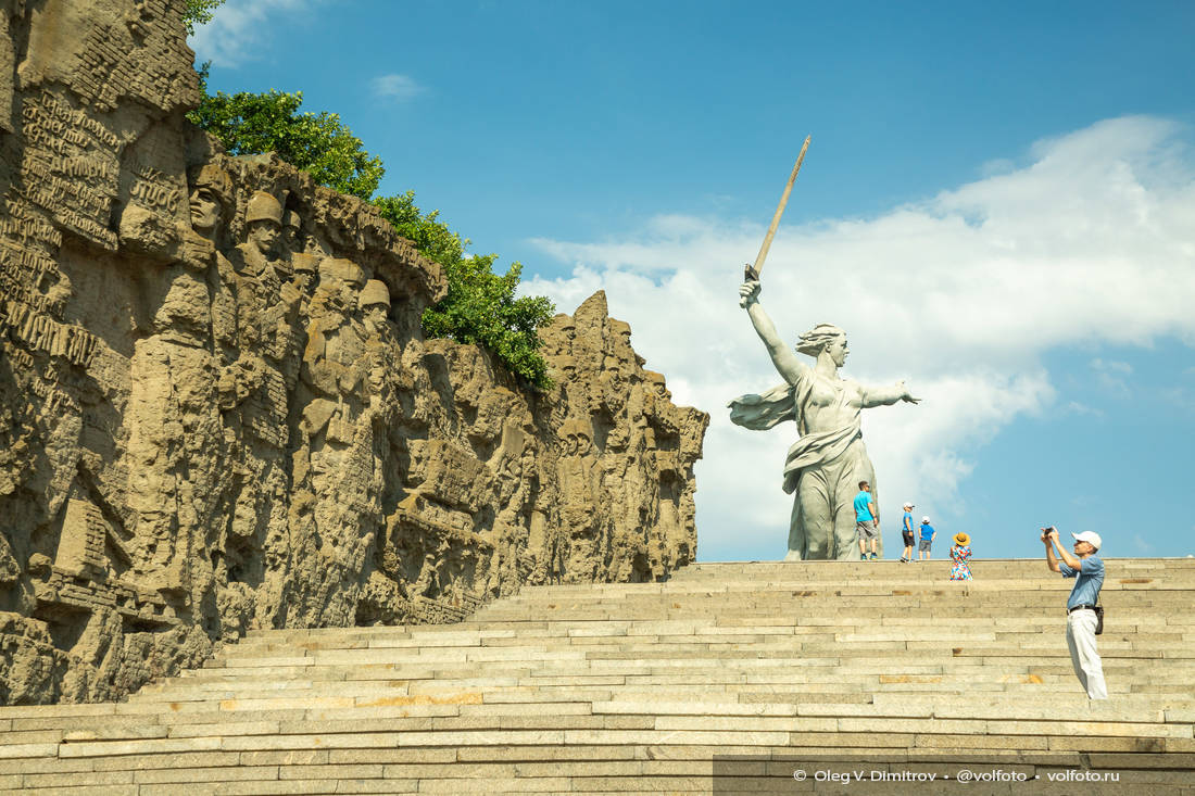 Стены-руины на Мамаевом кургане и «Родина-мать» фотография