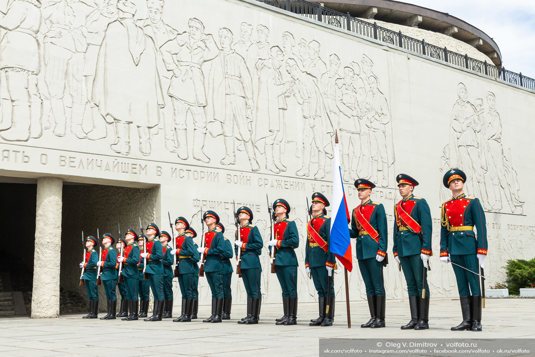 Рота Почетного караула перед входом в Зал Воинской Славы фотография