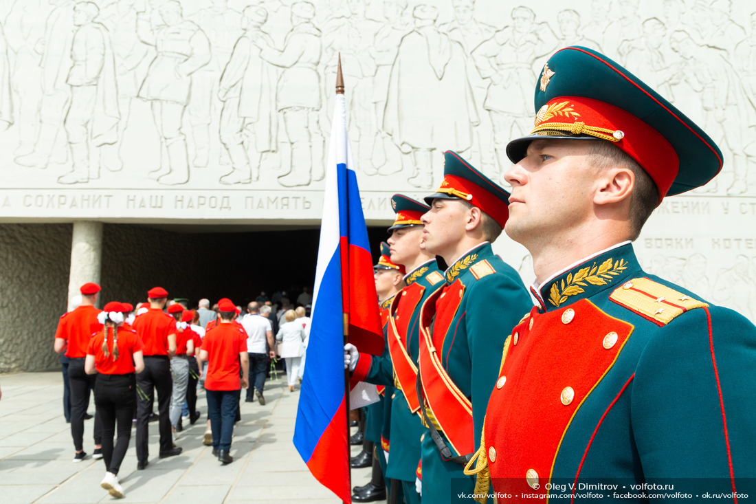 Рота Почетного караула перед входом в Зал Воинской Славы фотография