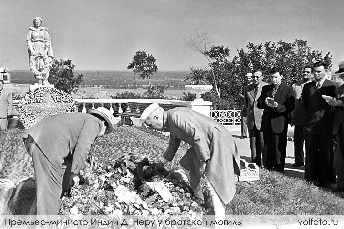 Мамаев курuан, премьер-министр Индии Д. Неру у братской могилы, фото Носков В., 1955 фотография
