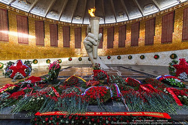 Цветы в Вечного огня в Зале Воинской Славы фотография