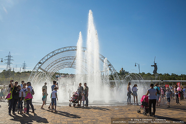 Светомузыкальный фонтан и световые арки в парке Победы фотография