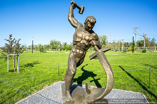Авторская копия скульптуры Евгения Вучетича «Перекуём мечи на орала» фотография