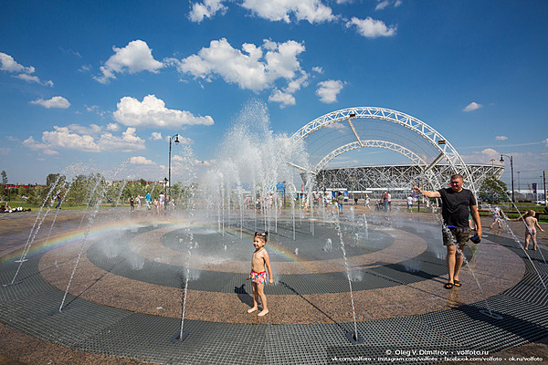 Светомузыкальный фонтан и световые арки в парке Победы фотография