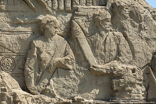 Образы защитников Сталинграда на стенах-руинах Мамаева кургана фотография