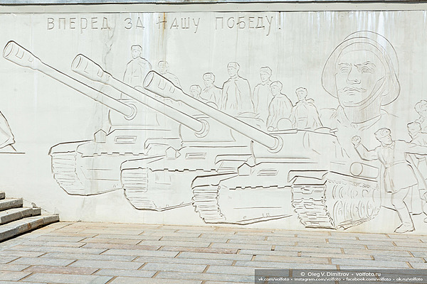 Образы наступления на врага в левой части подпорной стены фотография