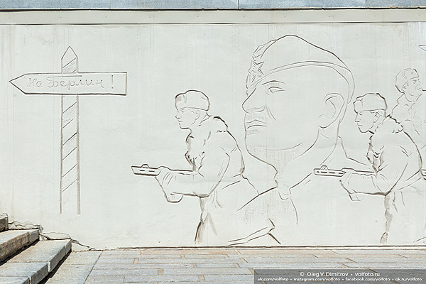 Образы наступления на врага в левой части подпорной стены фотография